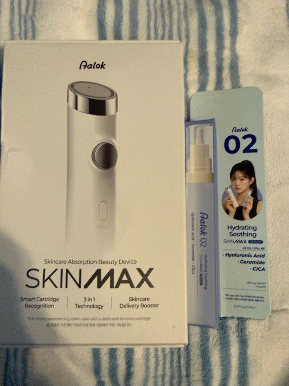 ALO Yoga SKINMAX Hydrating Serum Cartridge — White & Light Blue
